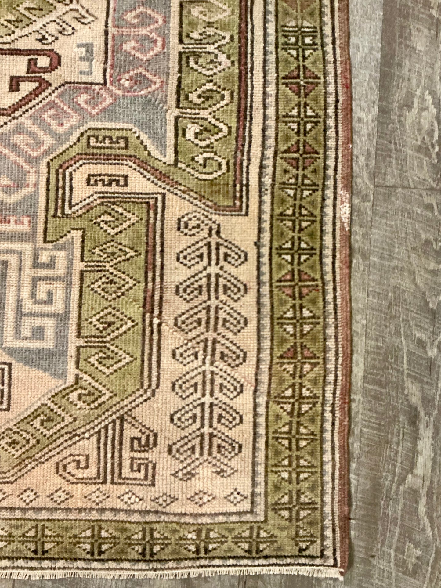 Persian Rug 5'7 1/4" L x 3'5 1/2" W